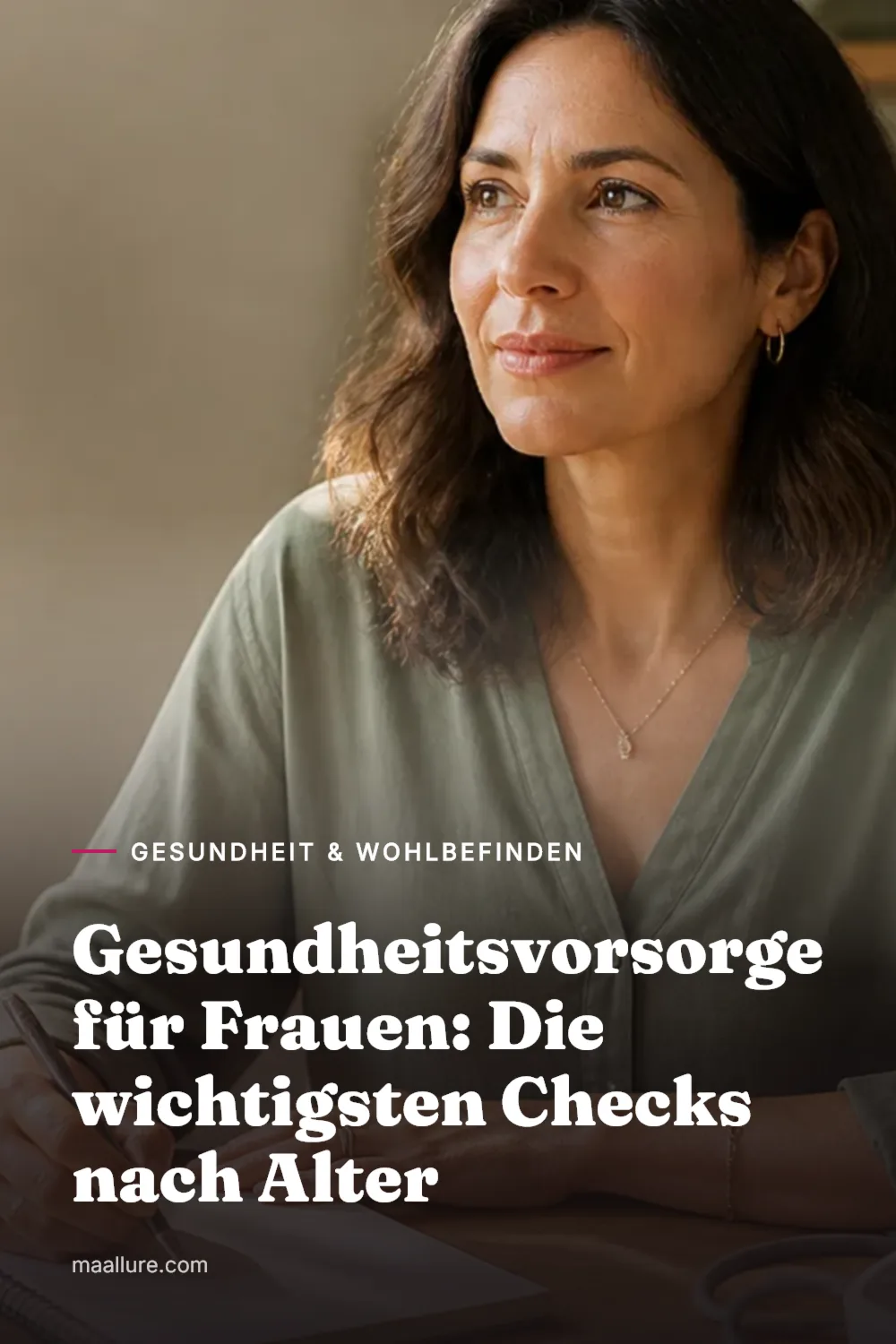 Frau sitzt an einem sonnigen Küchentisch mit Notizbuch, Tee und einem Blutdruckmessgerät zur Vorbereitung auf den Vorsorgetermin