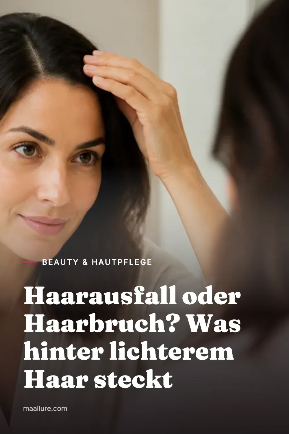 Frau betrachtet im sanften Badezimmerlicht aufmerksam ihren Scheitel im Spiegel