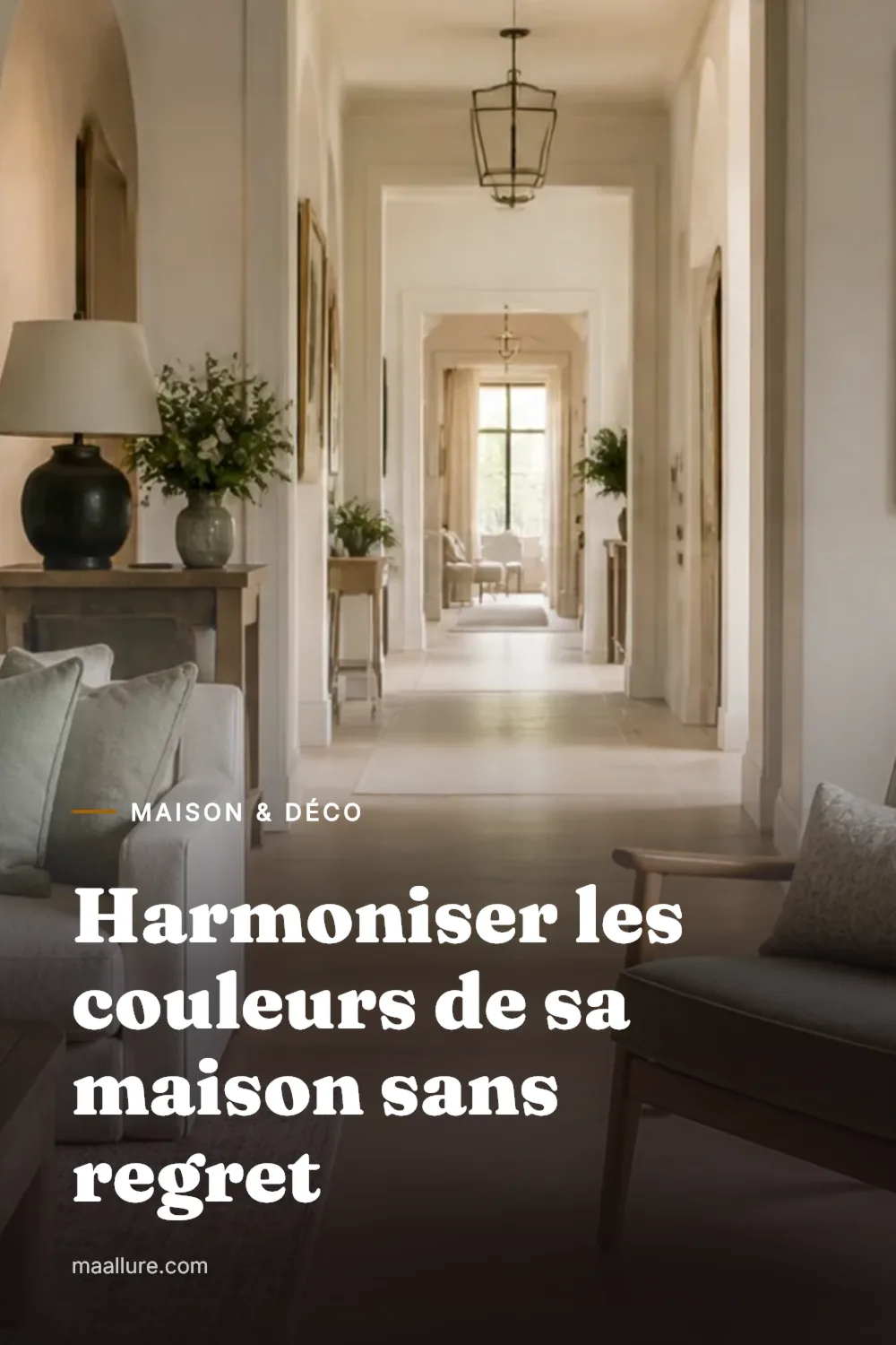 Salon lumineux et couloir attenant harmonisés avec une palette de beiges chauds, vert sauge et parquet en chêne