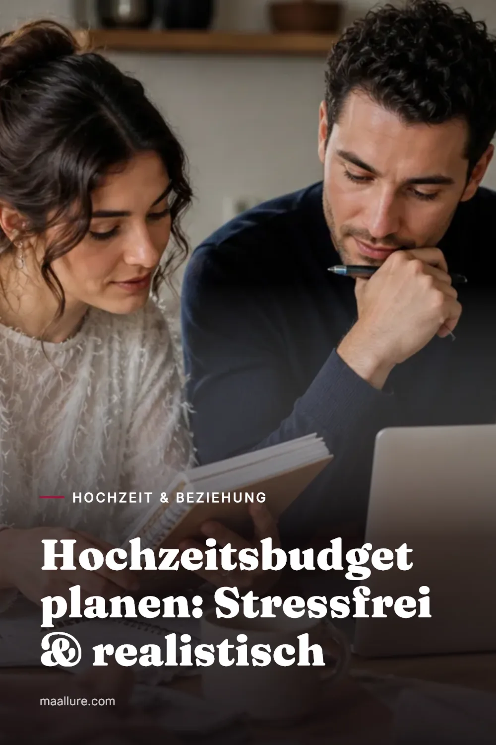 Paar sitzt am Tisch und geht entspannt die Budgetplanung für die Hochzeit am Laptop und Notizbuch durch