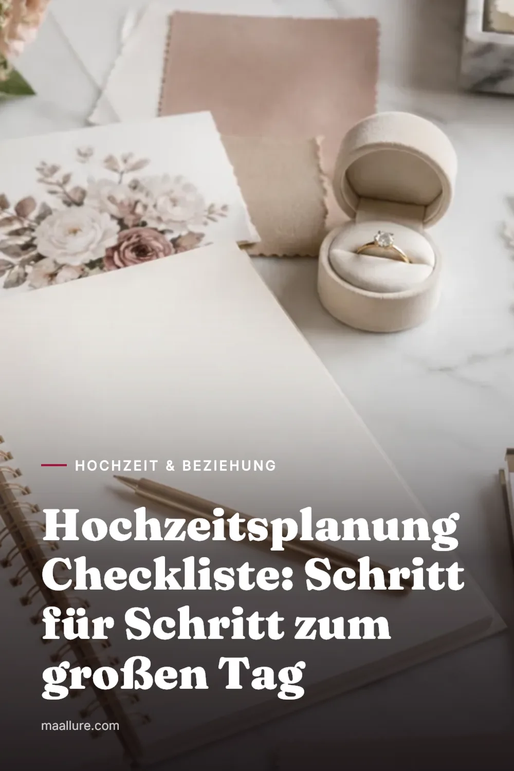 Hochzeitsplaner Notizbuch mit Kalender, Eheringen, Stoffmustern und Blumen auf einem hellen Tisch