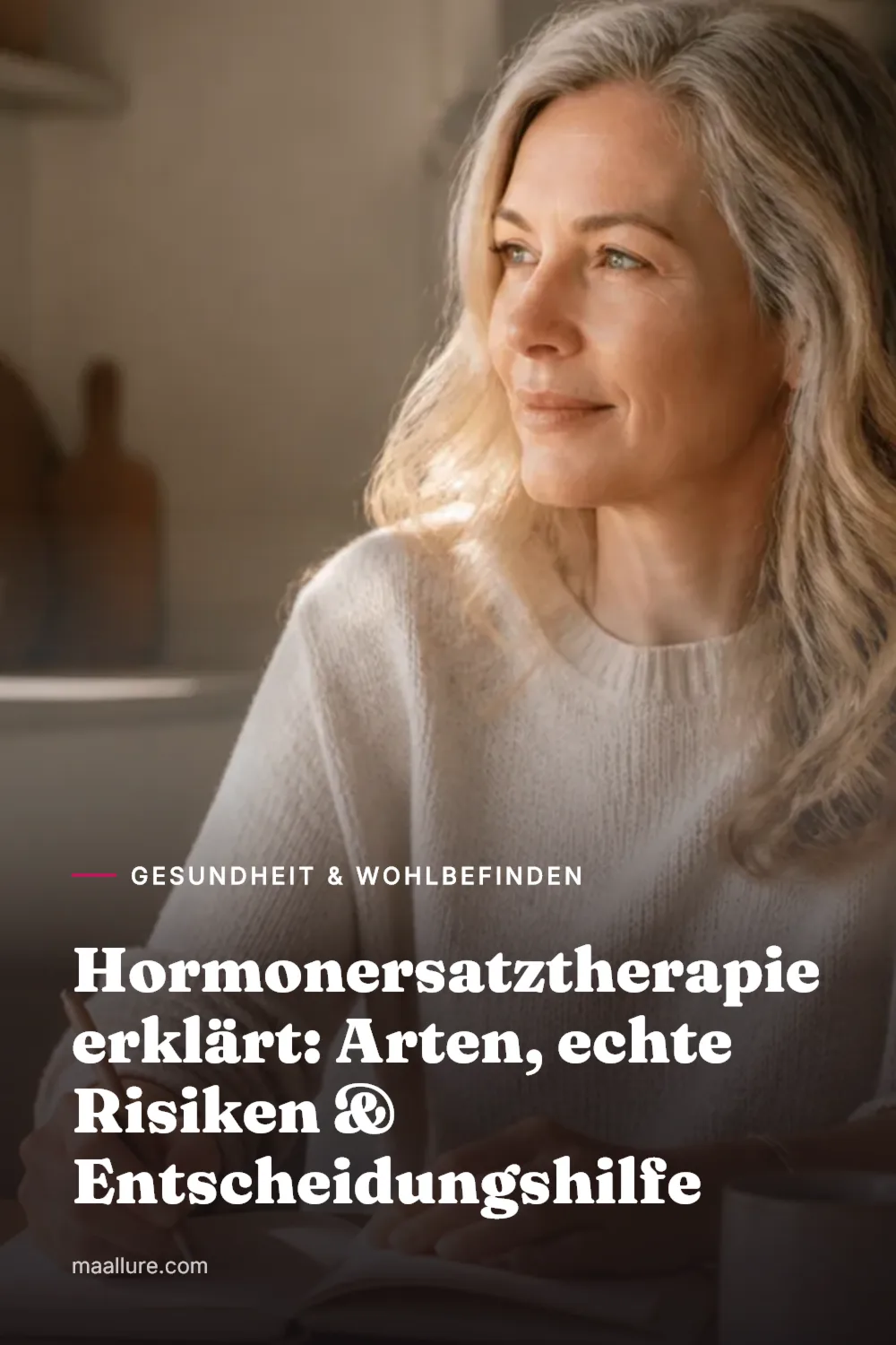 Frau in den Fünfzigern sitzt am sonnigen Küchentisch und macht sich in einem Notizbuch Gedanken über ihre Optionen in den Wechseljahren