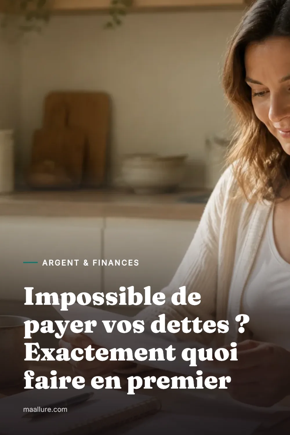 Femme assise à une table de cuisine ensoleillée triant calmement des courriers ouverts à côté d'un carnet, d'un ordinateur portable et d'une tasse de thé pour établir un budget