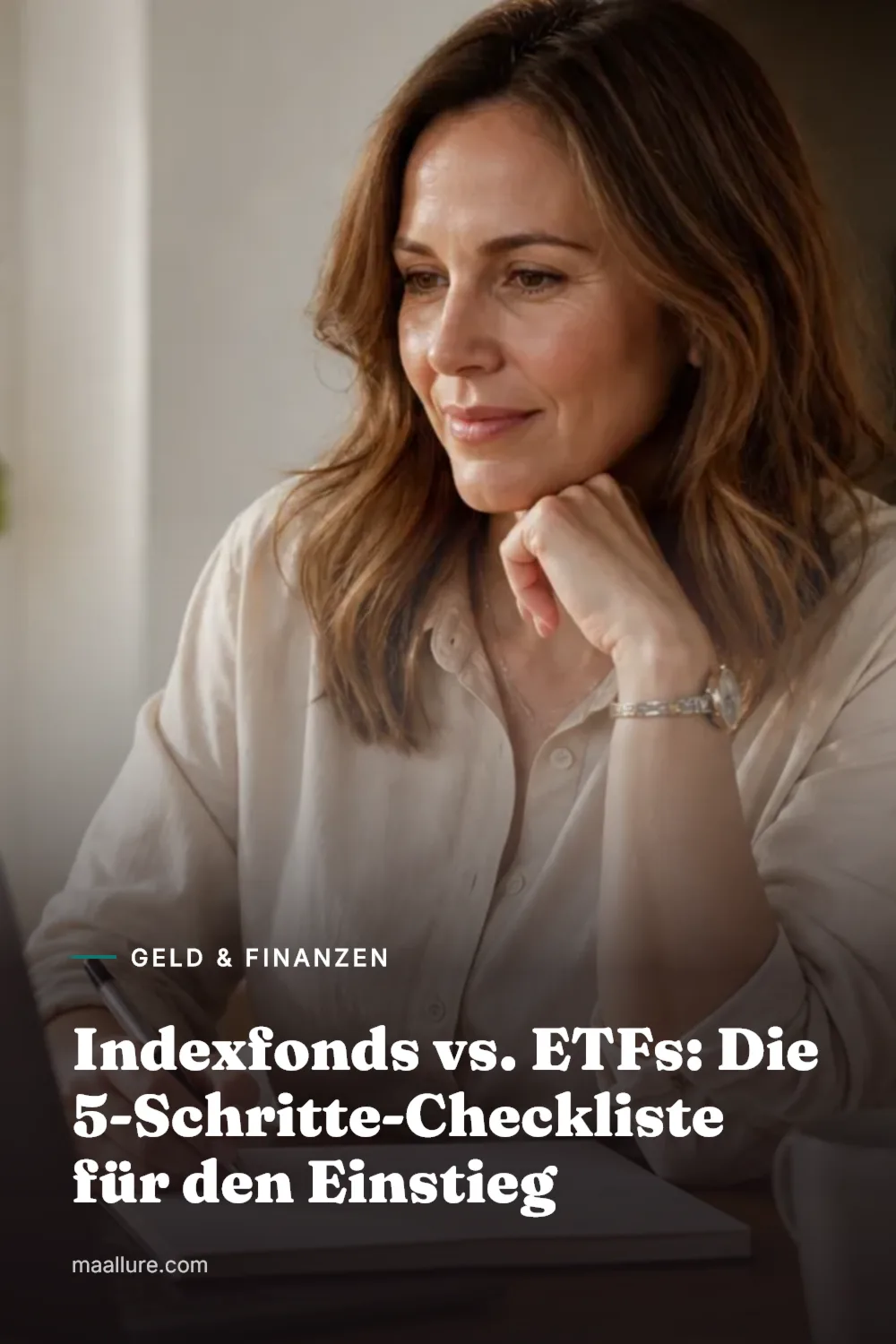 Eine Frau sitzt an einem sonnigen Küchentisch, vergleicht am Laptop und im Notizbuch entspannt Indexfonds und ETFs