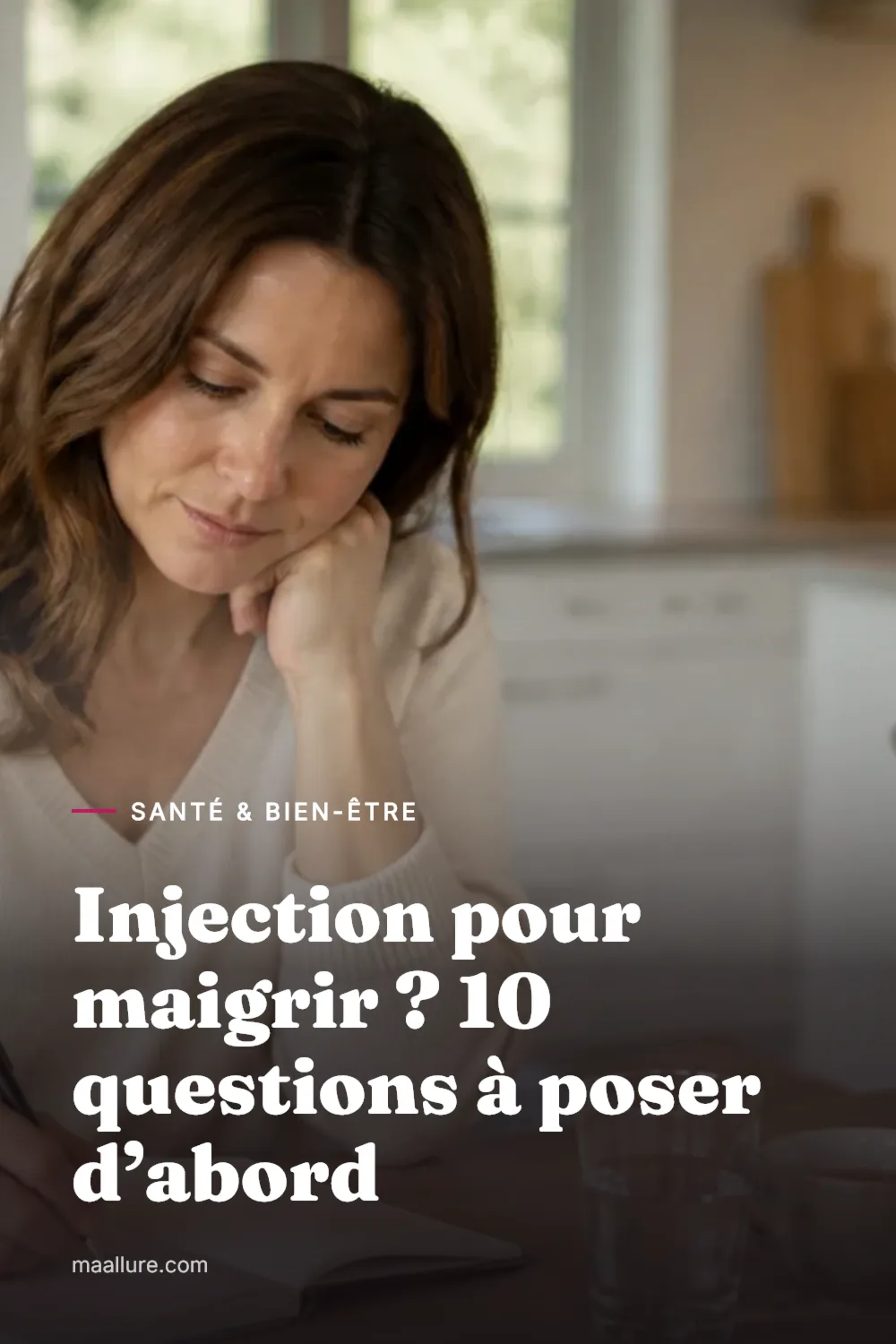 Femme assise à une table de cuisine lumineuse, notant dans un carnet les questions à poser lors de son rendez-vous médical