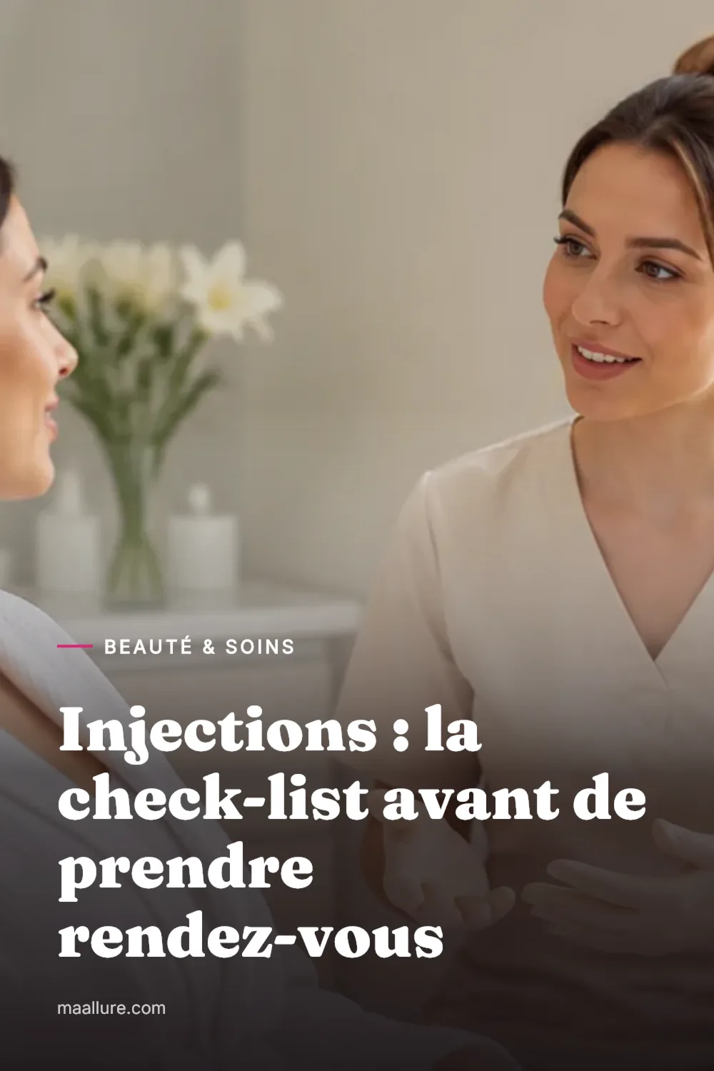 Une patiente échangeant avec son médecin lors d'une consultation esthétique préalable dans un cabinet médical