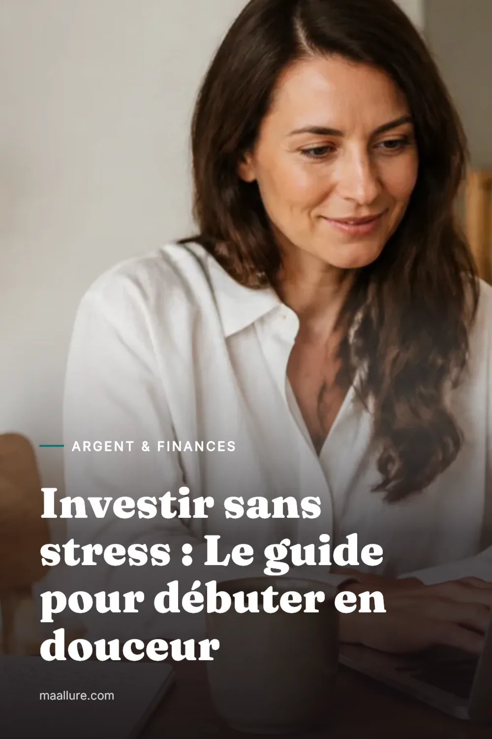 Une femme planifie sereinement ses premiers investissements à une table de cuisine baignée de lumière avec un ordinateur portable, un carnet et un café
