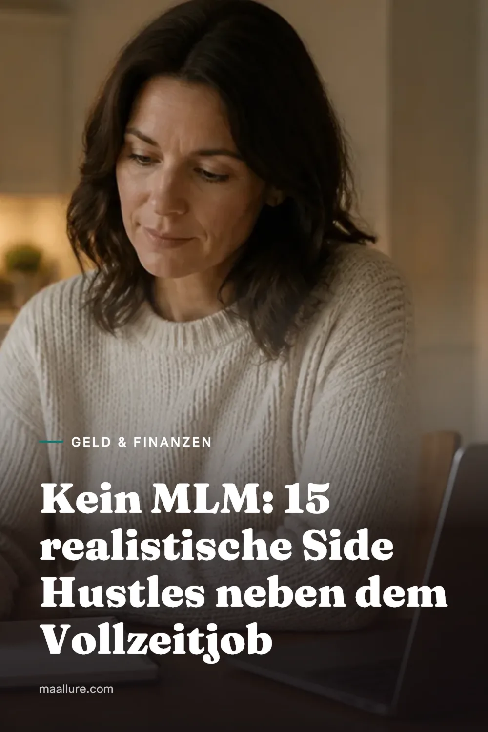 Frau plant am Abend am Küchentisch mit Laptop, Notizbuch und Tasse Tee ihren Side Hustle