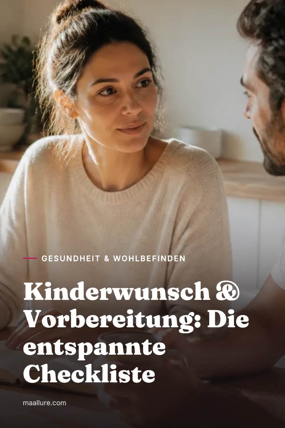 Ein Paar sitzt an einem sonnigen Küchentisch mit einem Notizbuch und Tee und plant entspannt gemeinsam
