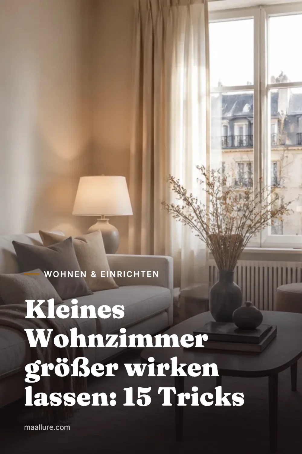 Helles kleines Wohnzimmer im Altbau mit zierlichem Sofa, großem Teppich und Stehlampe