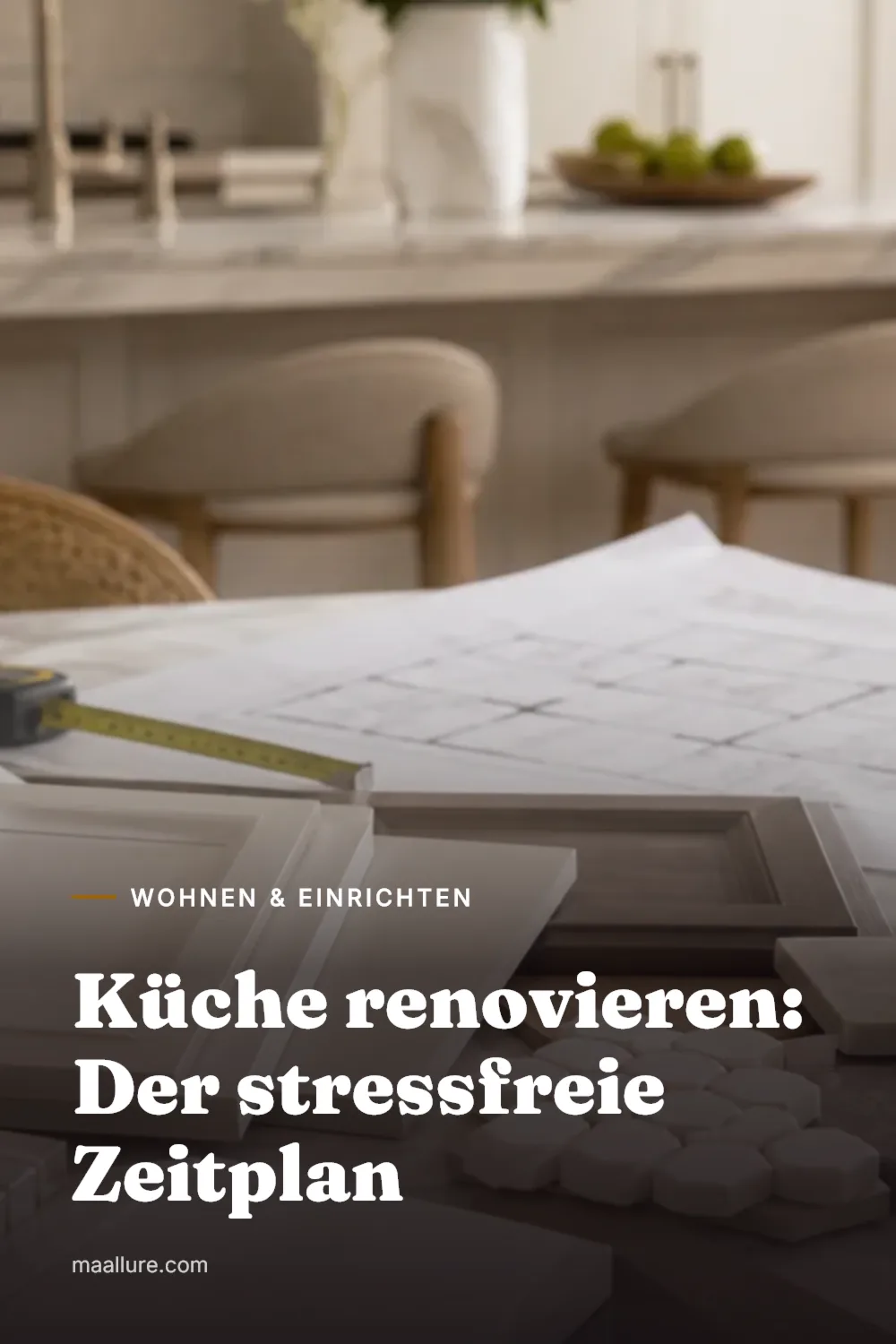 Planung einer Küchenrenovierung mit Materialmustern, Küchenskizzen und Massband auf einem hellen Tisch