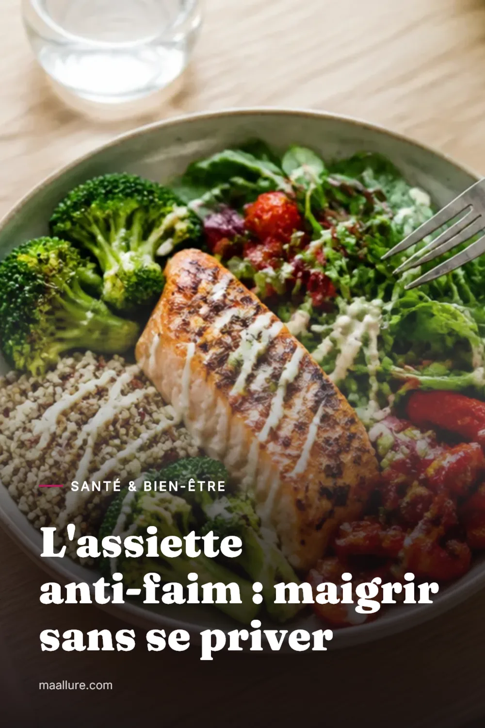 Vue de dessus d'un bol rassasiant avec saumon, légumes rôtis, jeunes pousses et quinoa, accompagné de fruits rouges et d'un verre d'eau sur une table en bois