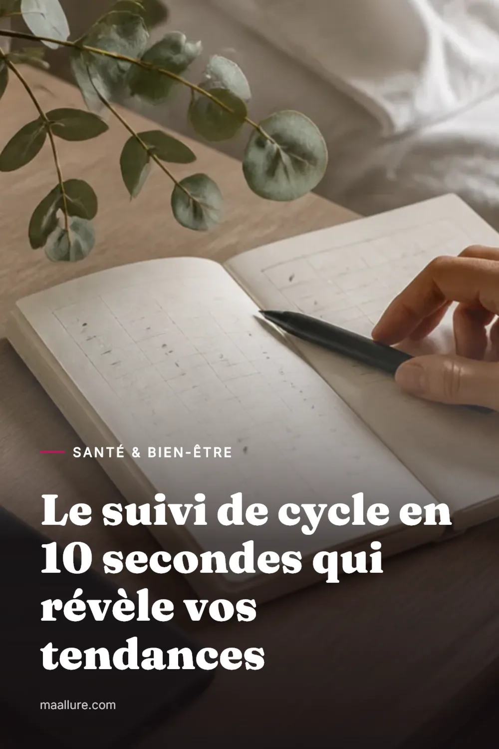 Carnet ouvert avec un tableau de suivi de cycle dessiné à la main sur une table de chevet, à côté d'un smartphone et d'un verre d'eau dans une douce lumière matinale