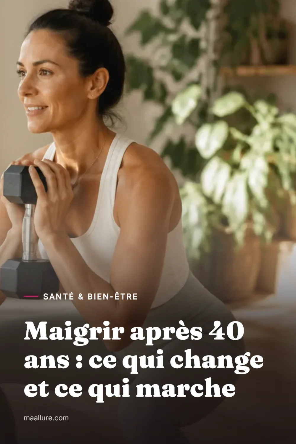 Femme d'une quarantaine d'années faisant un squat avec un haltère dans un salon lumineux, dans le cadre d'une séance de renforcement musculaire à la maison