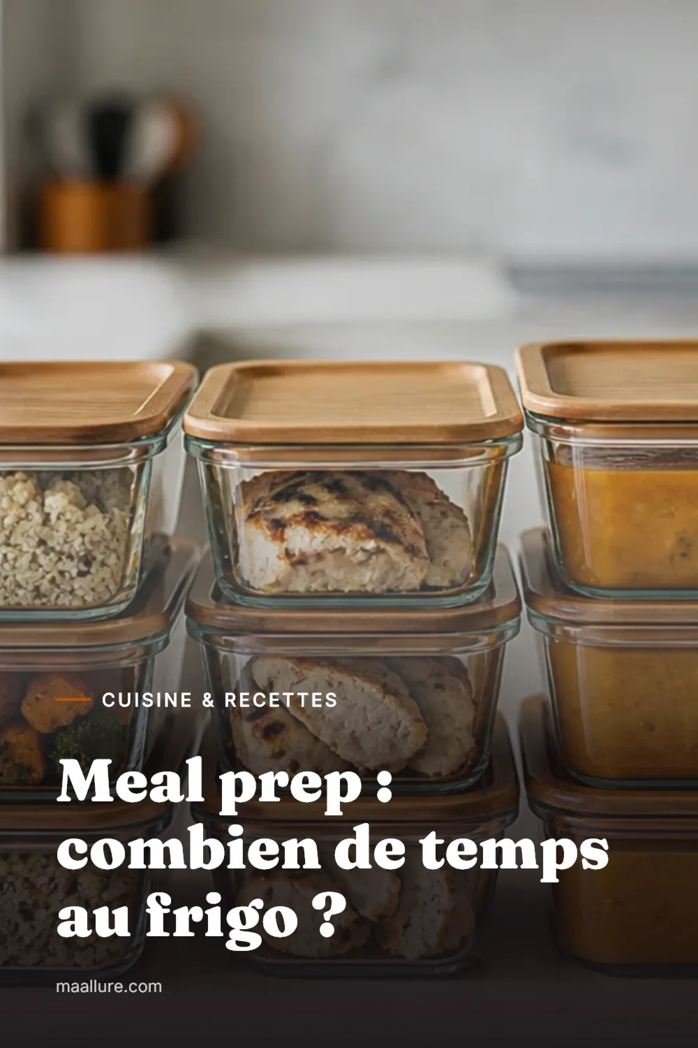 Boîtes hermétiques en verre contenant des portions de repas préparés avec des légumes, du riz et du poulet dans une cuisine lumineuse
