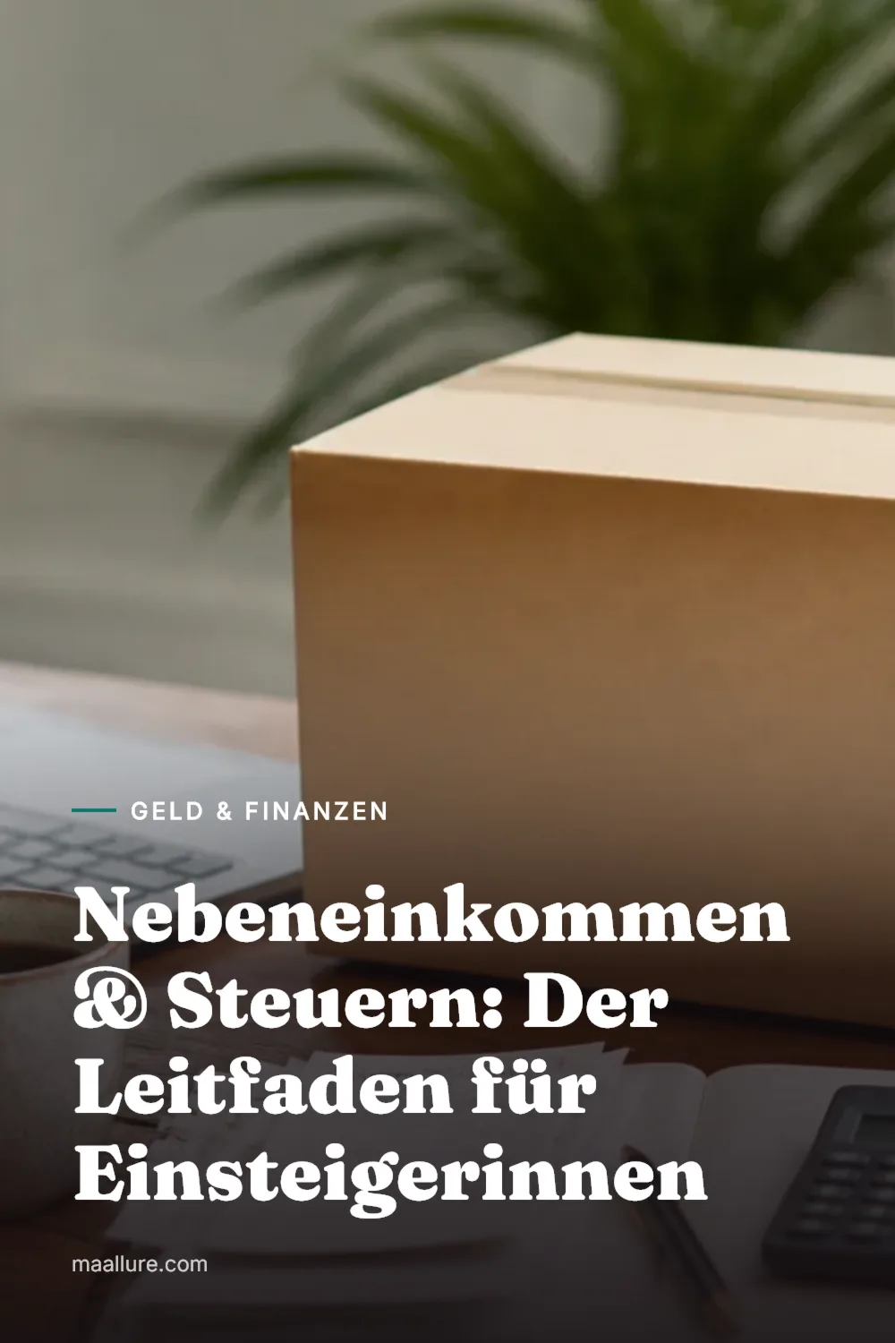 Aufgeräumter Schreibtisch mit Laptop, Belegen, Notizbuch und Taschenrechner für die Steuerplanung im Nebengewerbe