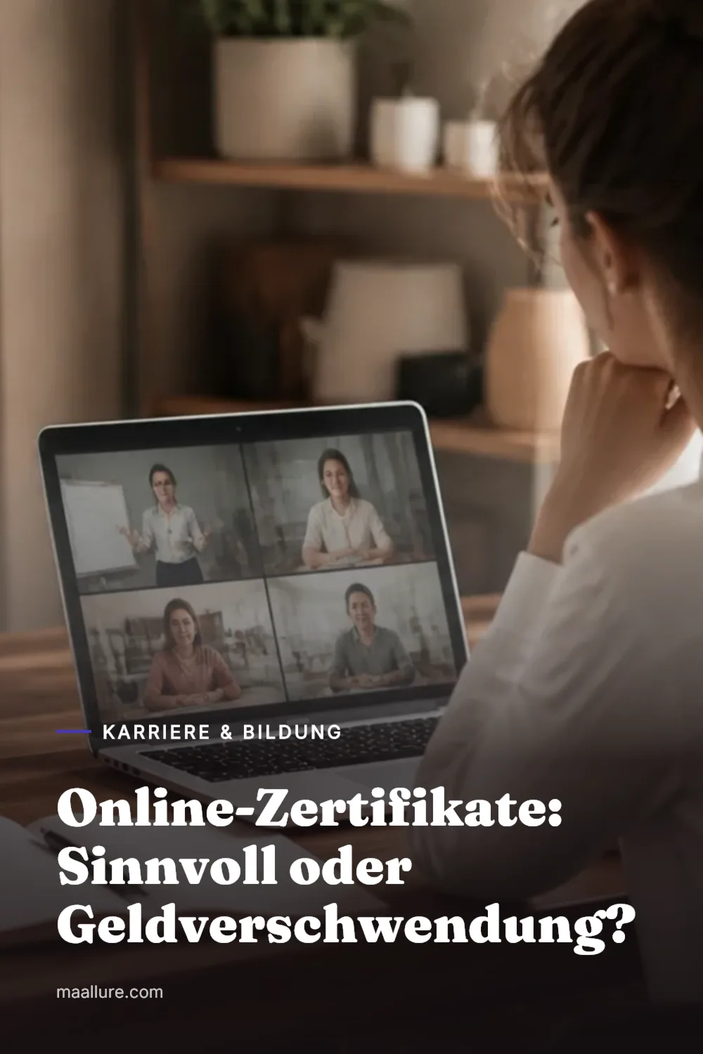 Aufgeräumter Schreibtisch mit Laptop, Notizbuch und Kaffee für konzentrierte berufliche Weiterbildung online