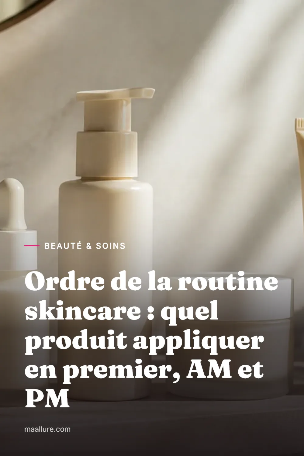 Une rangée de produits de soins sur une étagère de salle de bain baignée de soleil, du sérum léger à la crème riche et à la protection solaire