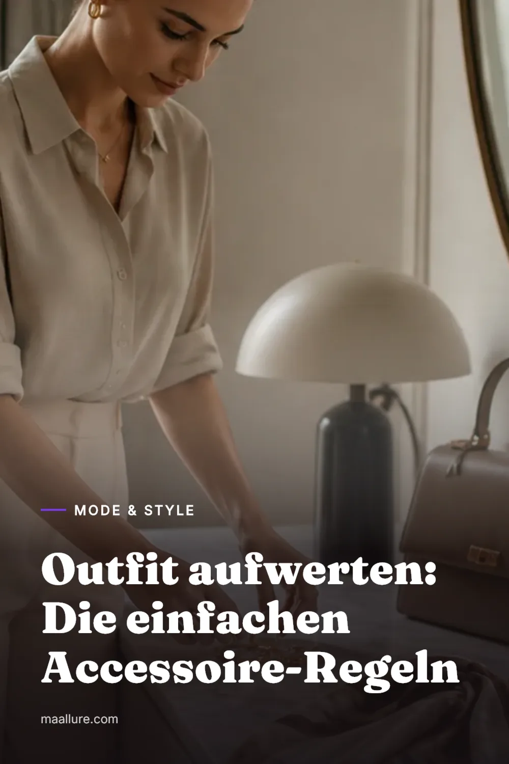 Goldschmuck, Seidentuch, Ledergürtel und strukturierte Handtasche auf einem Tisch neben einem schlichten Kleid