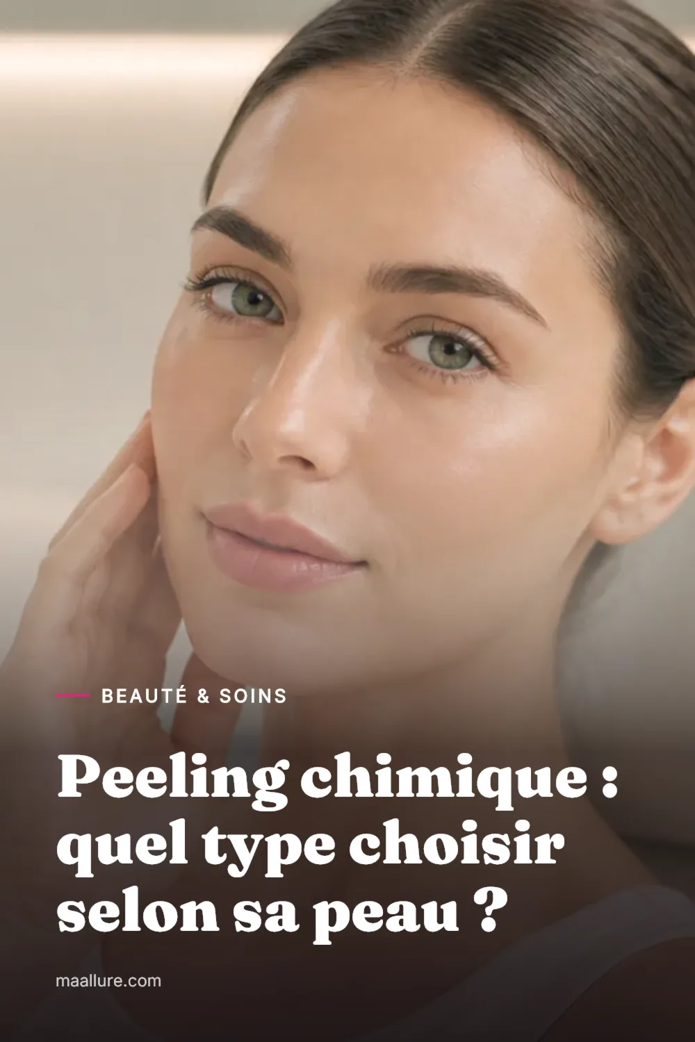 Femme à la peau nette et lumineuse lors d'une consultation dans un cabinet de dermatologie