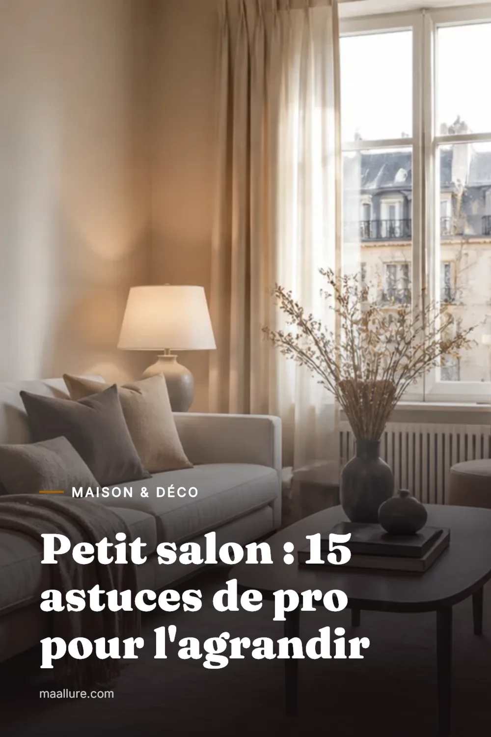 Petit salon lumineux et épuré avec canapé droit sur pieds en bois, grand tapis clair et lumière tamisée