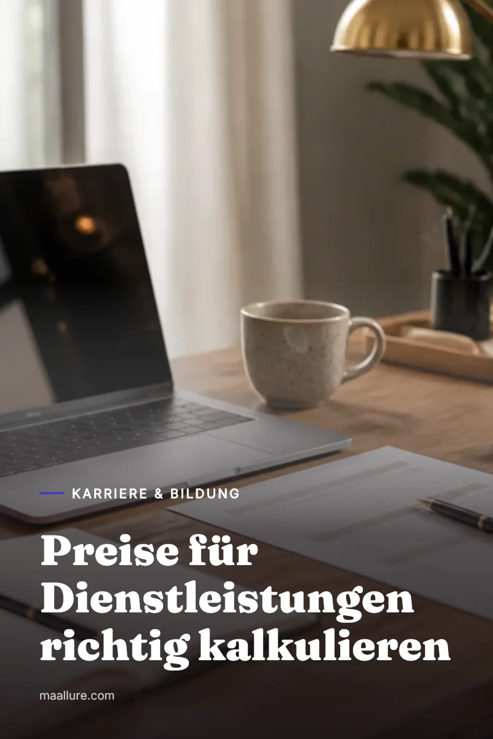 Arbeitsplatz mit Laptop, Notizbuch und Taschenrechner zur Preiskalkulation von Dienstleistungen