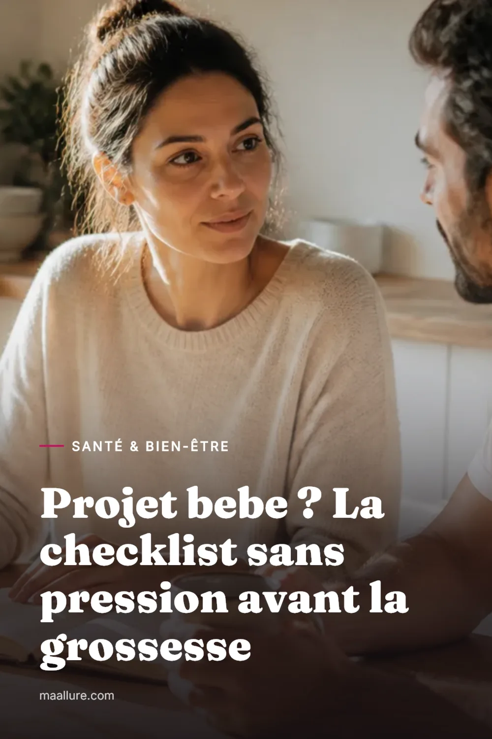 Un couple assis a une table de cuisine baignee de soleil avec un carnet et du the, preparant sereinement leur projet de bebe
