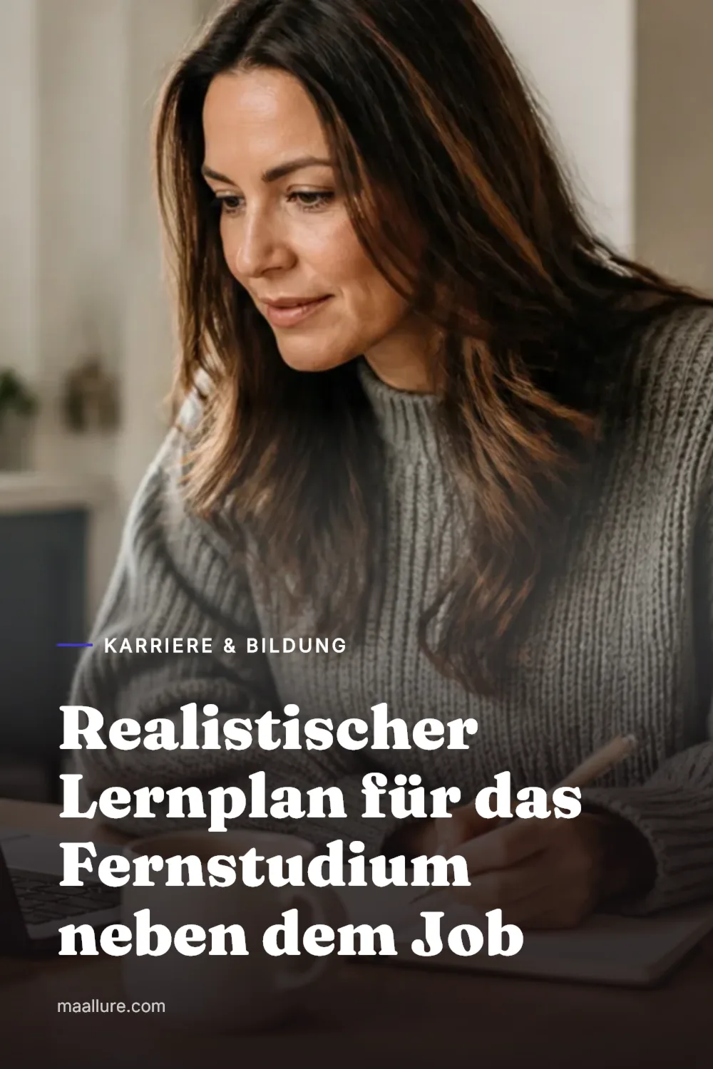 Frau sitzt morgens mit Laptop, Notizbuch und Kaffee am Küchentisch und lernt vor der Arbeit für ihr Fernstudium