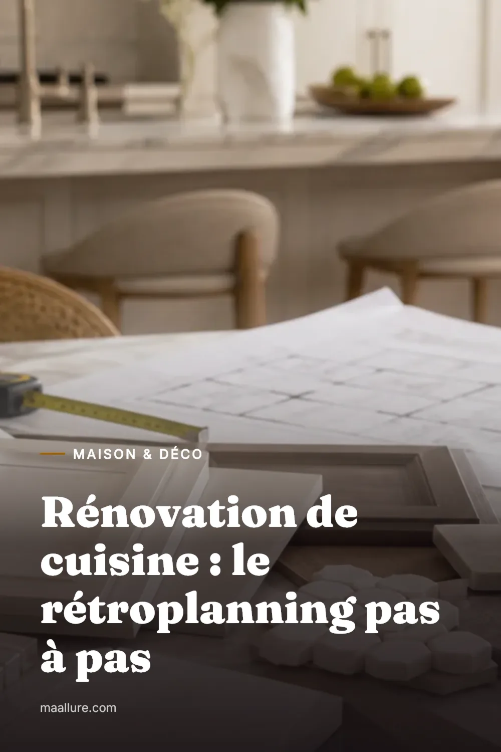 Planification d'une rénovation de cuisine avec échantillons de façades, plans d'architecte et mètre ruban