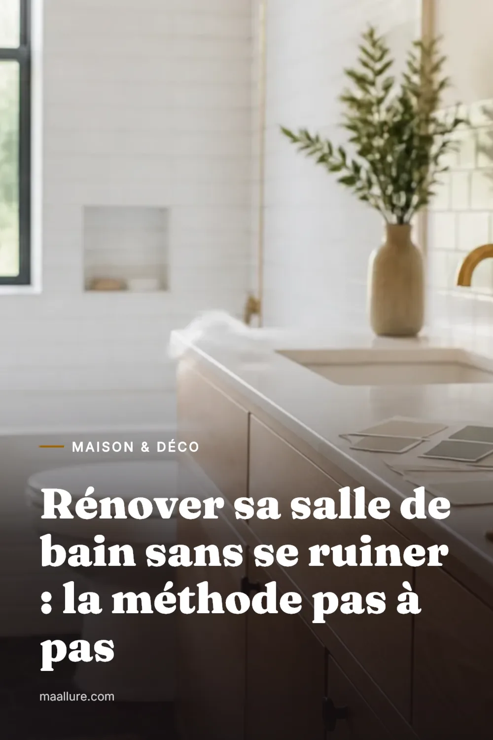 Petite salle de bain lumineuse avec carrelage clair, meuble vasque en chêne et échantillons de peinture sur le plan de travail