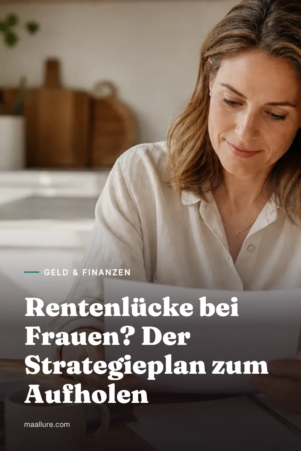 Frau am hellen Küchentisch beim Prüfen von Renteninformationen und Laptop