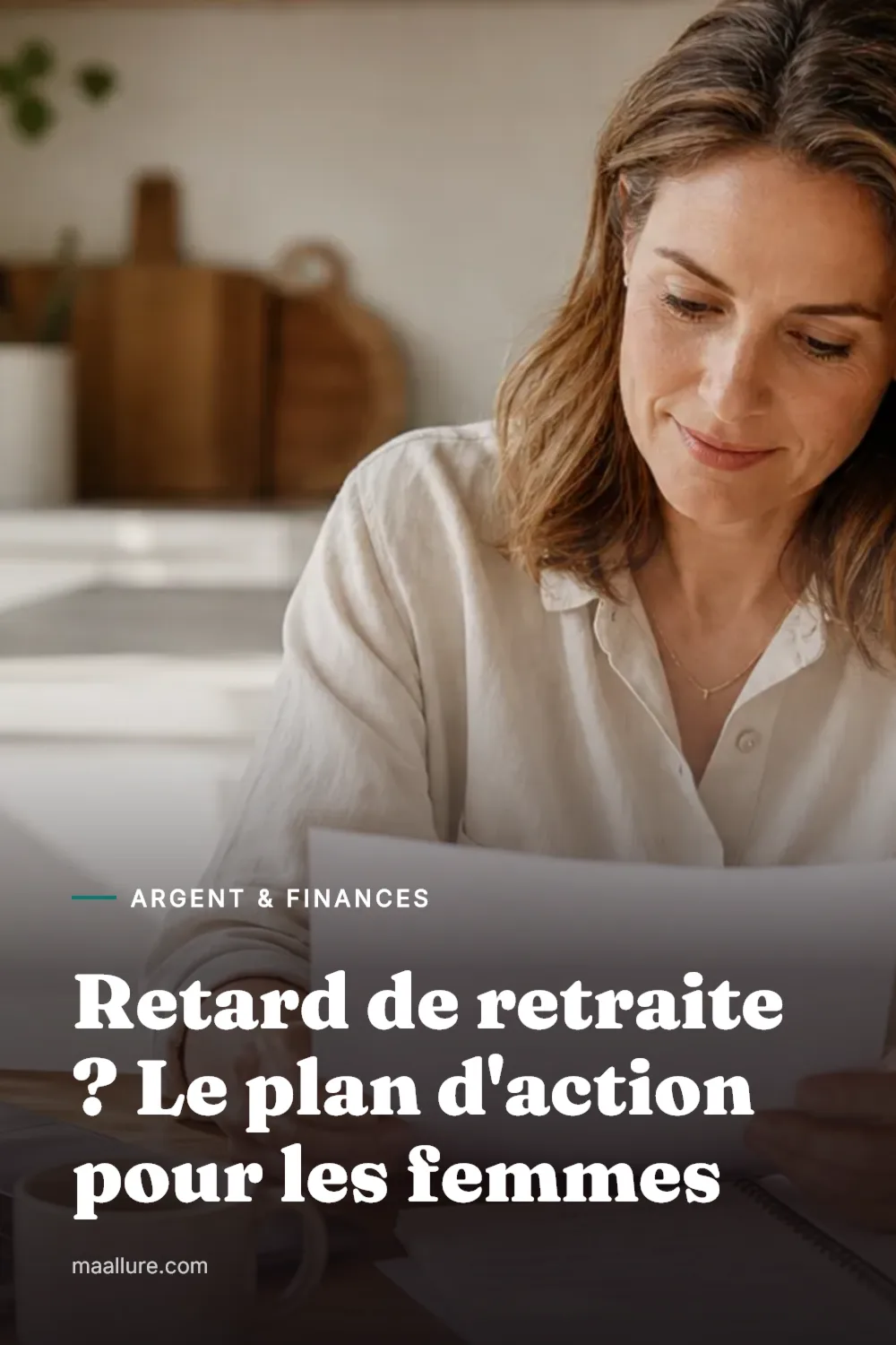 Femme d'une quarantaine d'années consultant ses relevés de retraite et un ordinateur portable à une table de cuisine baignée de lumière