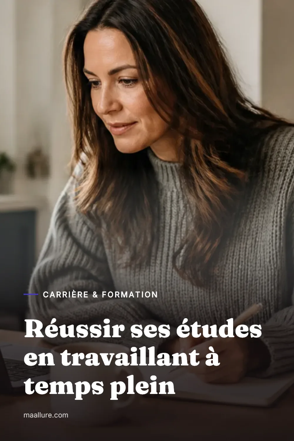 Une femme assise à sa table avec un ordinateur portable, un carnet et une tasse de café, organisant son planning de cours avant sa journée de travail
