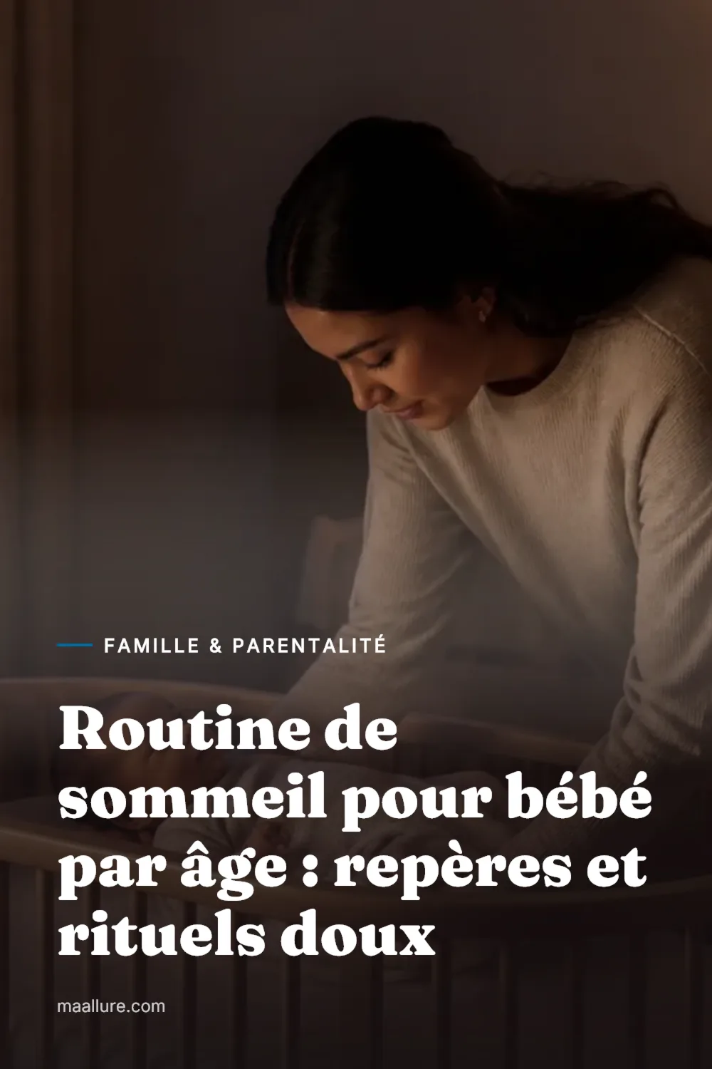 Parent déposant doucement son bébé endormi sur le dos dans un berceau épuré