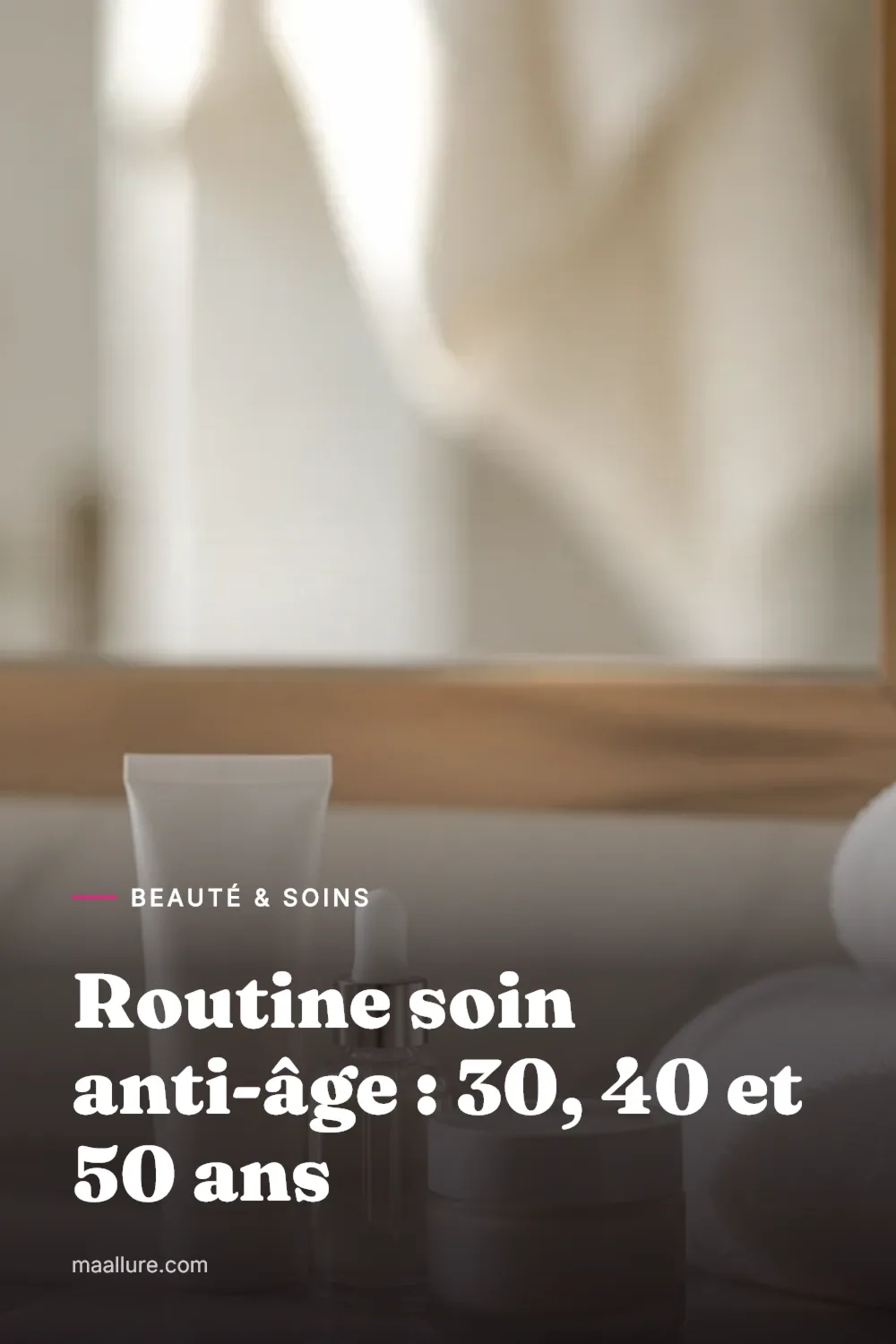 Flacons de soins du visage, crème hydratante et protection solaire disposés avec élégance dans une salle de bain lumineuse