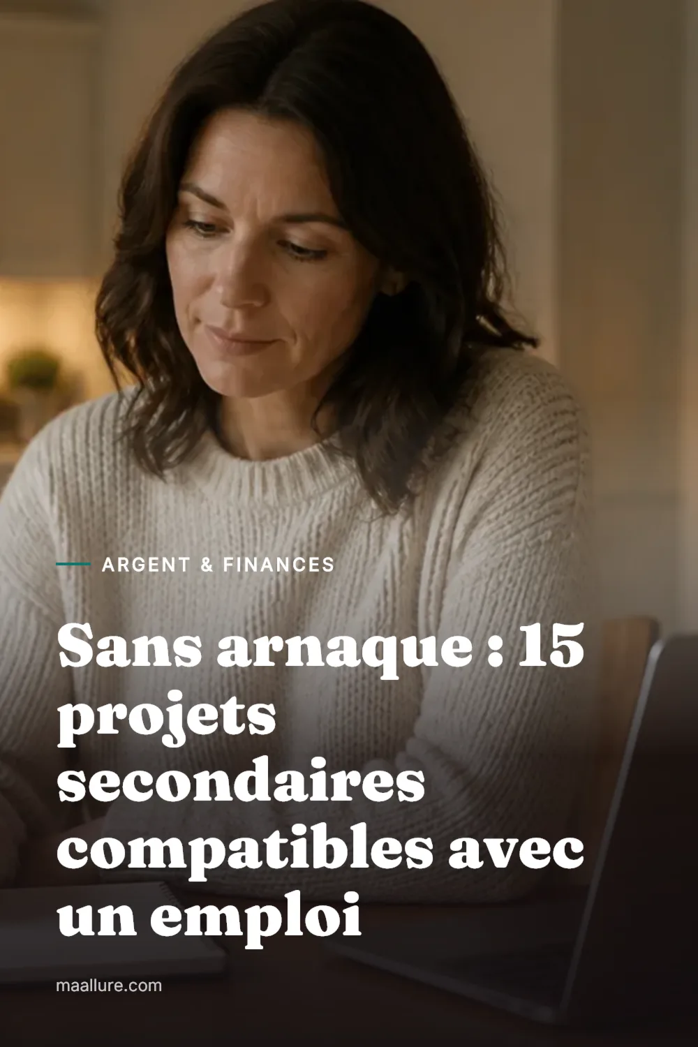 Femme planifiant un projet secondaire à sa table de cuisine le soir avec un ordinateur portable, un carnet et une tasse de thé