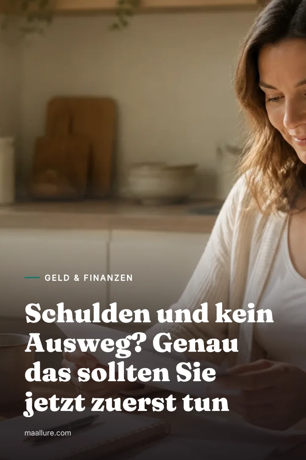 Frau an einem sonnigen Küchentisch, die ruhig geöffnete Briefe neben einem Notizbuch, Laptop und einer Tasse Tee sortiert und einen Finanzplan erstellt
