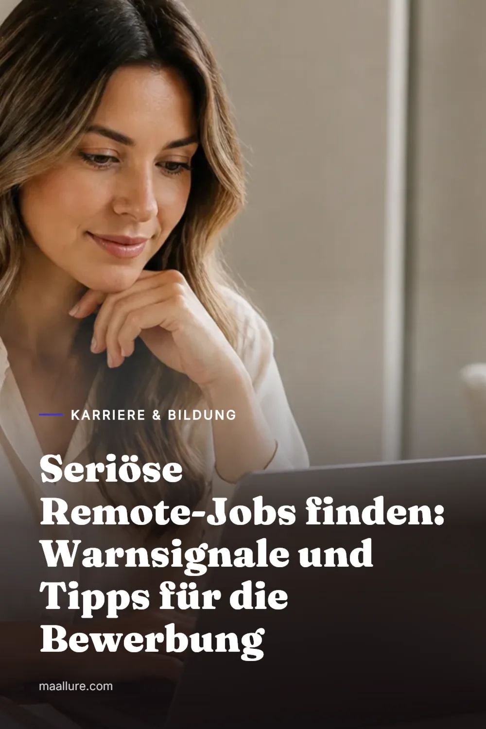 Frau am Laptop im aufgeräumten Heimbüro bei der Recherche nach Remote-Stellen