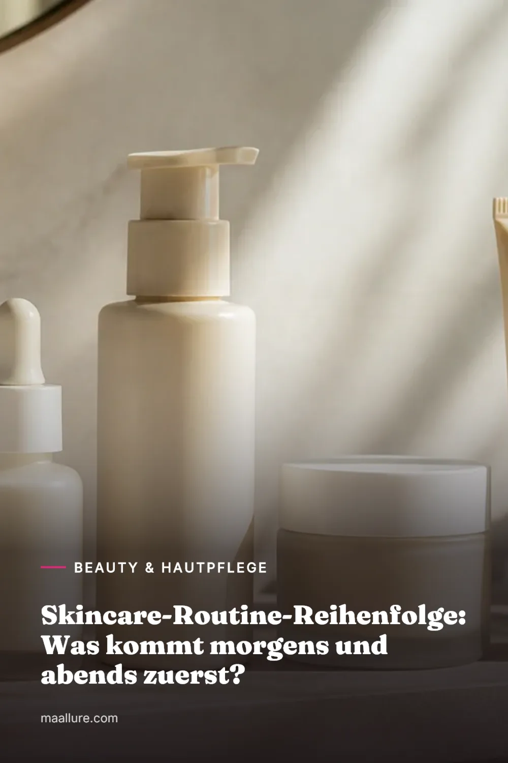 Eine Reihe unmarkierter Hautpflegeprodukte auf einem sonnigen Badezimmerregal, angeordnet von einem leichten Serum bis zur reichhaltigen Creme und Sonnencreme