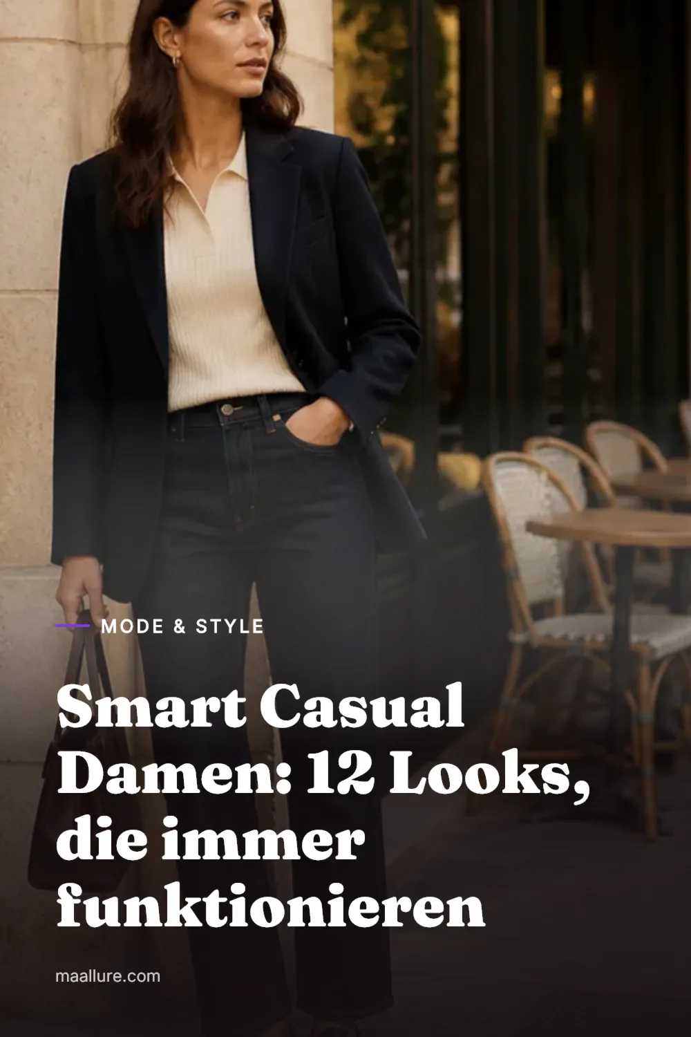 Frau im dunkelblauen Blazer, cremefarbenen Feinstrickpullover, dunkler Jeans und Loafers im Smart-Casual-Stil