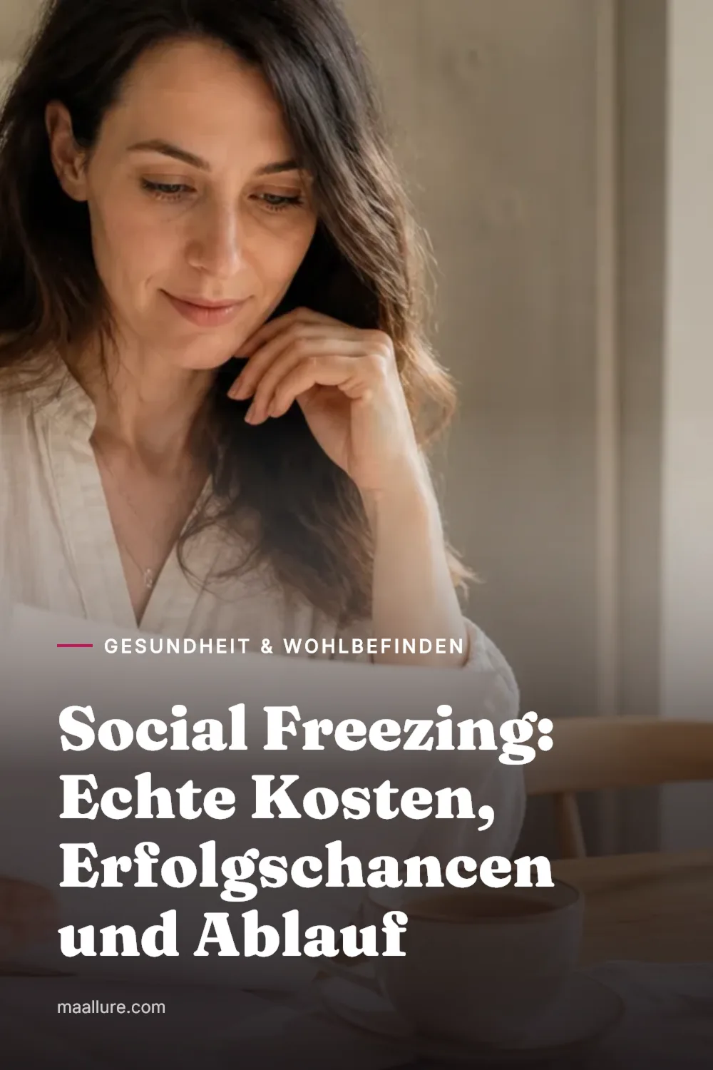 Eine Frau in ihren Dreißigern sitzt an einem sonnigen Küchentisch, trinkt Tee und bereitet sich mit Notizen auf ein Beratungsgespräch vor