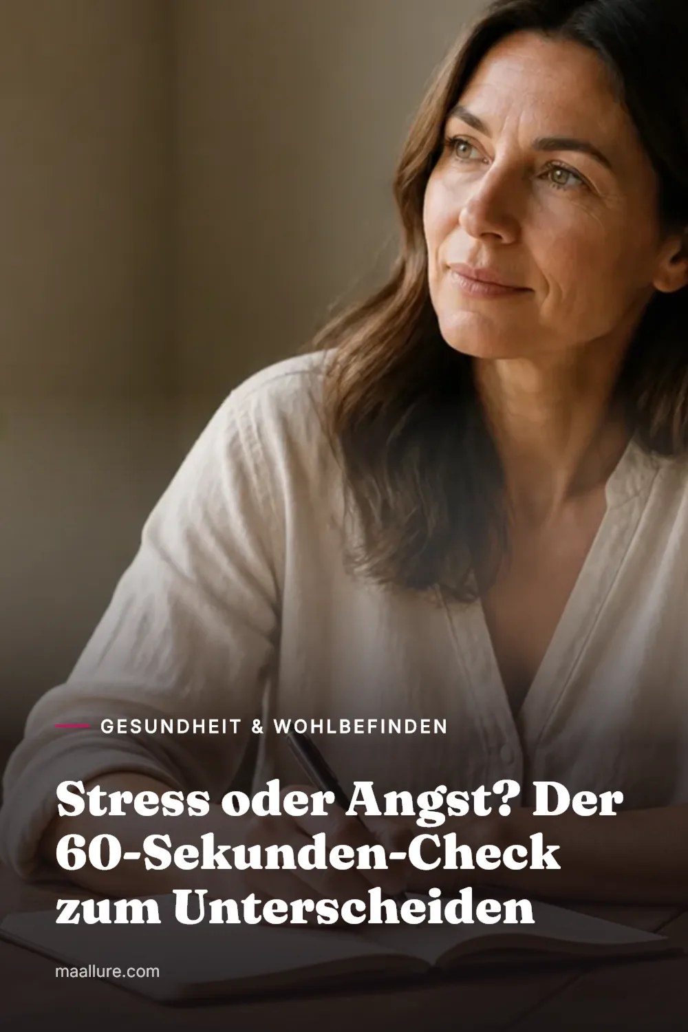 Frau sitzt im weichen Morgenlicht am Küchentisch, schreibt in ein Notizbuch, neben ihr eine Tasse Tee, sie wirkt ruhig und nachdenklich