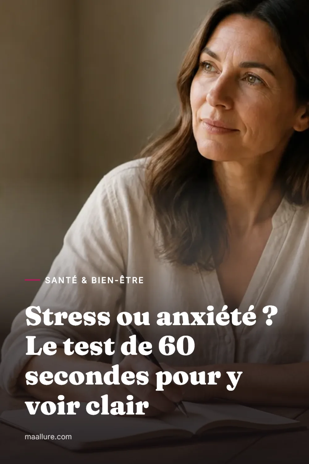 Femme assise à la table de la cuisine dans la douce lumière du matin, écrivant dans un carnet à côté d'une tasse de thé, l'air calme et pensif