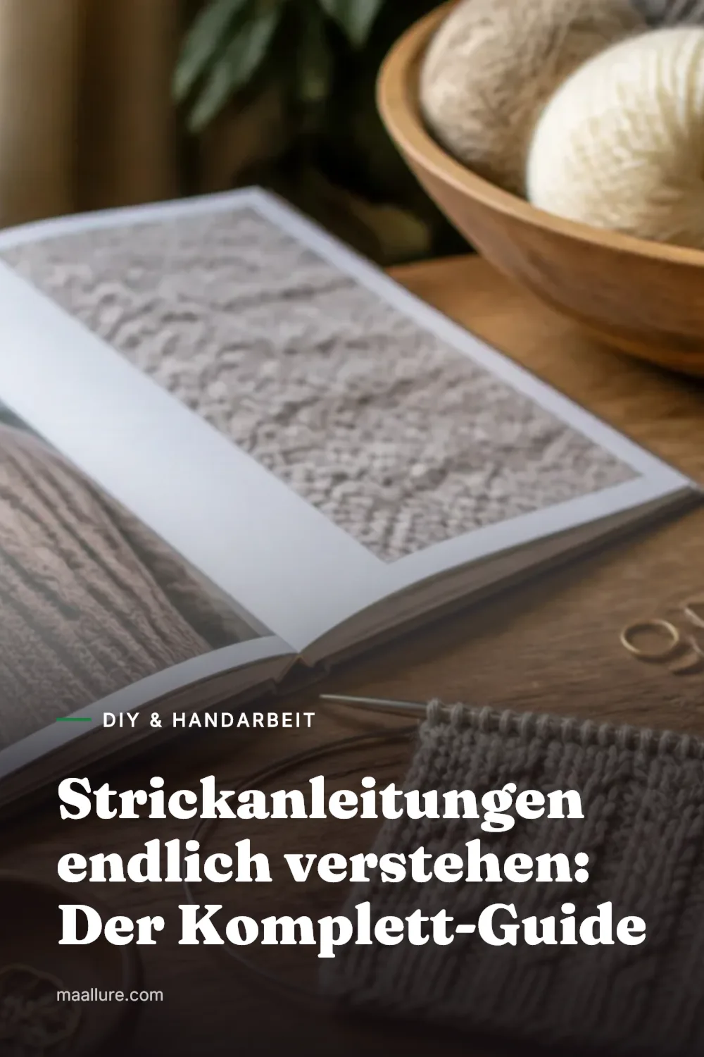Ausgedruckte Strickanleitung mit Wollknäueln, Rundstricknadeln, Maschenmarkierern und einer Maschenprobe auf einem Holztisch