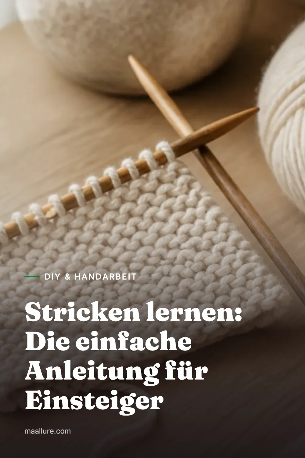 Stricknadeln aus Holz mit heller Wolle und einem kraus rechten Probestück auf einem Tisch