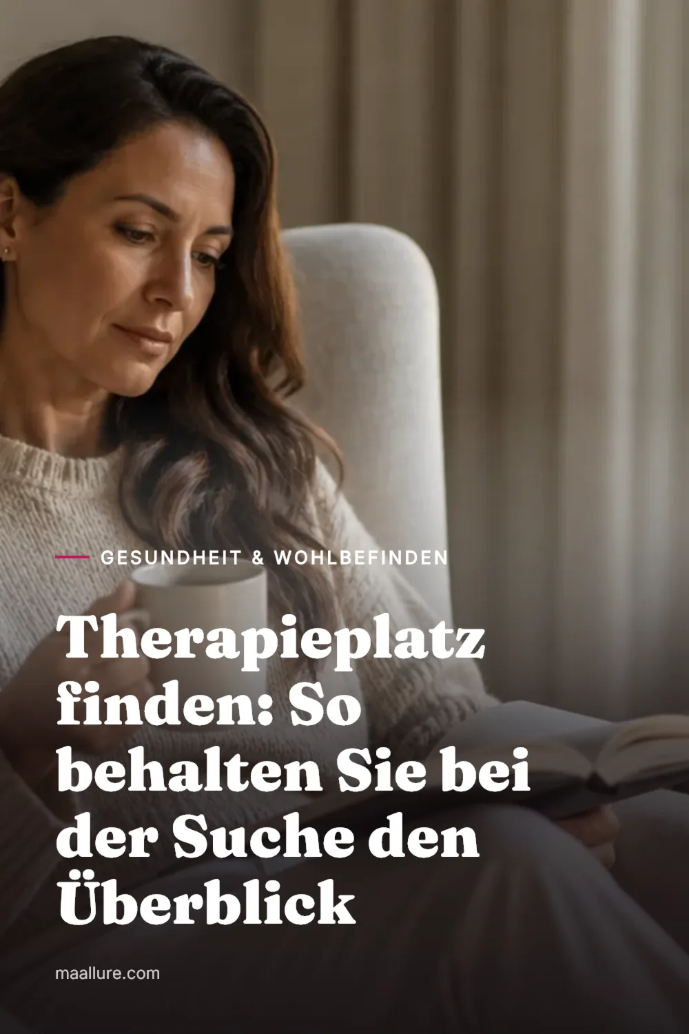 Eine Frau sitzt in einem Sessel am Fenster und schreibt Notizen in ein Notizbuch, während sie die Suche nach einem Therapieplatz plant.