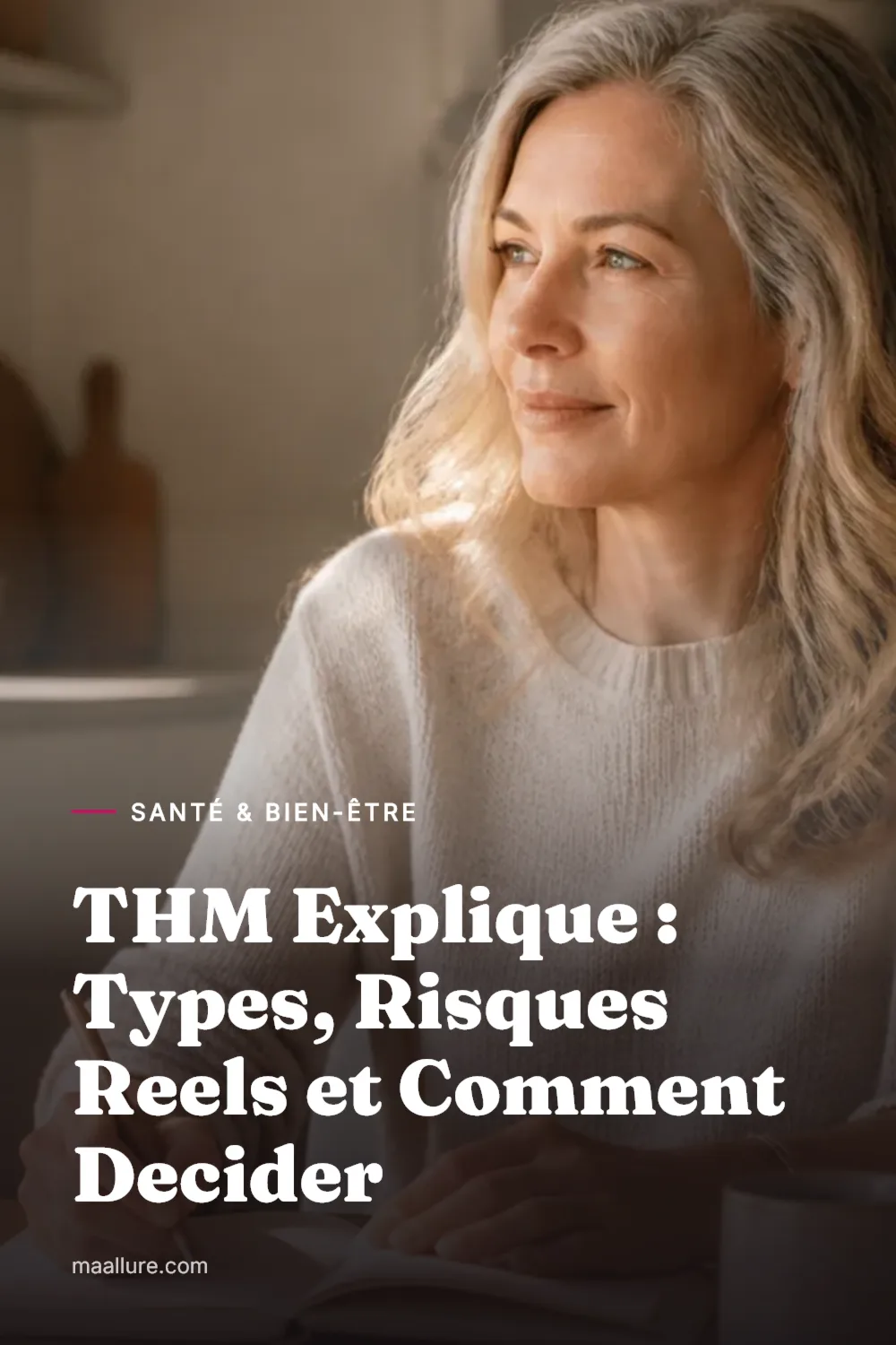 Femme cinquantenaire prenant des notes dans un carnet a une table de cuisine baignee de lumiere