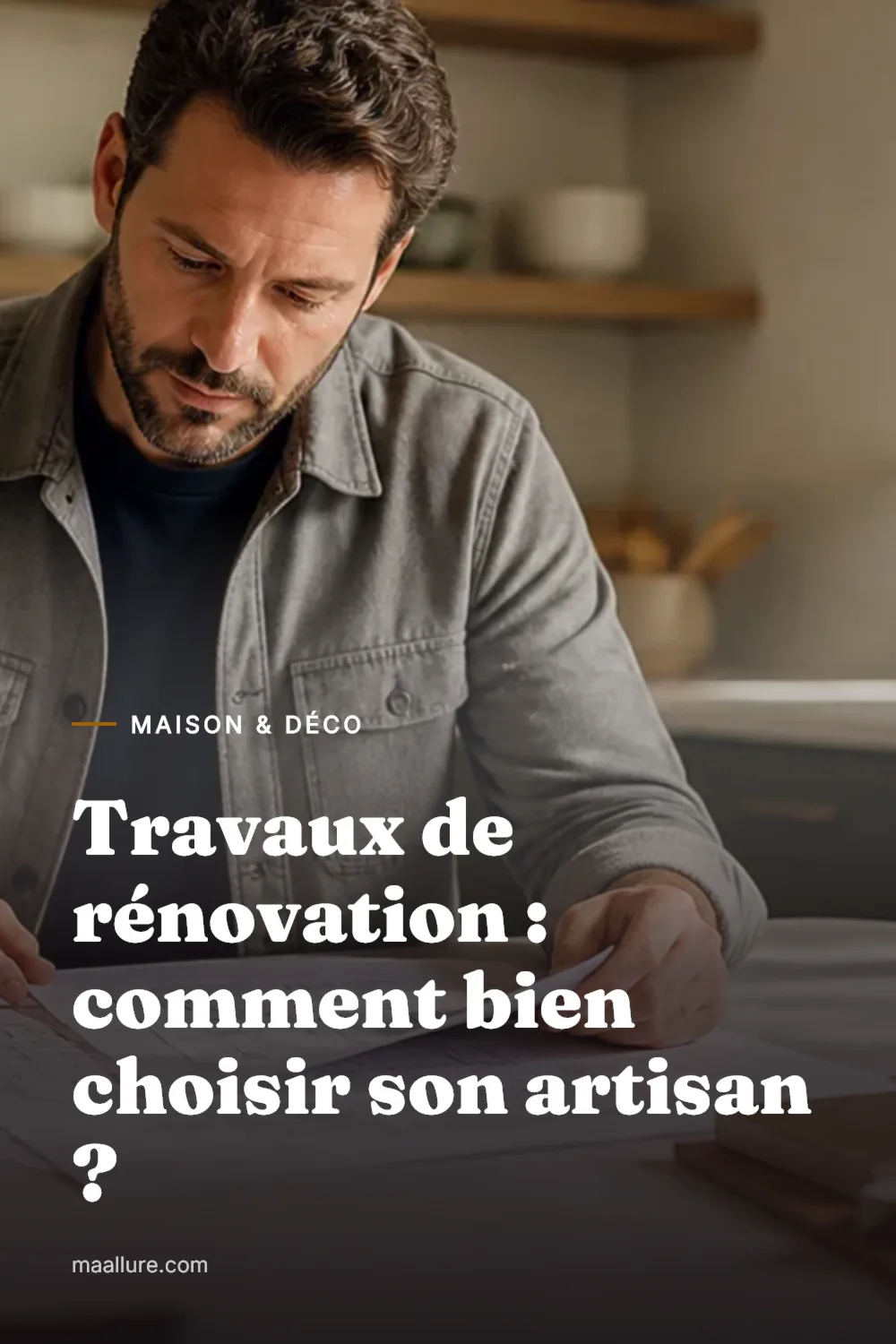 Propriétaire consultant des devis d'artisans et des plans d'aménagement dans un salon lumineux