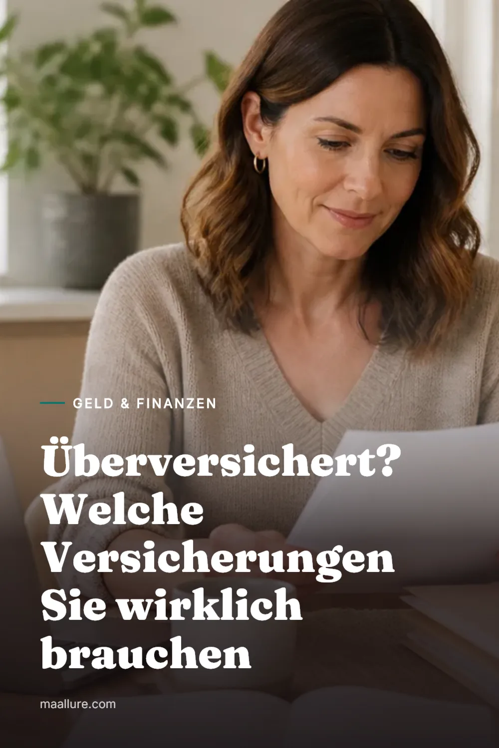 Eine Frau prüft Versicherungsunterlagen und einen Laptop an einem hellen Küchentisch