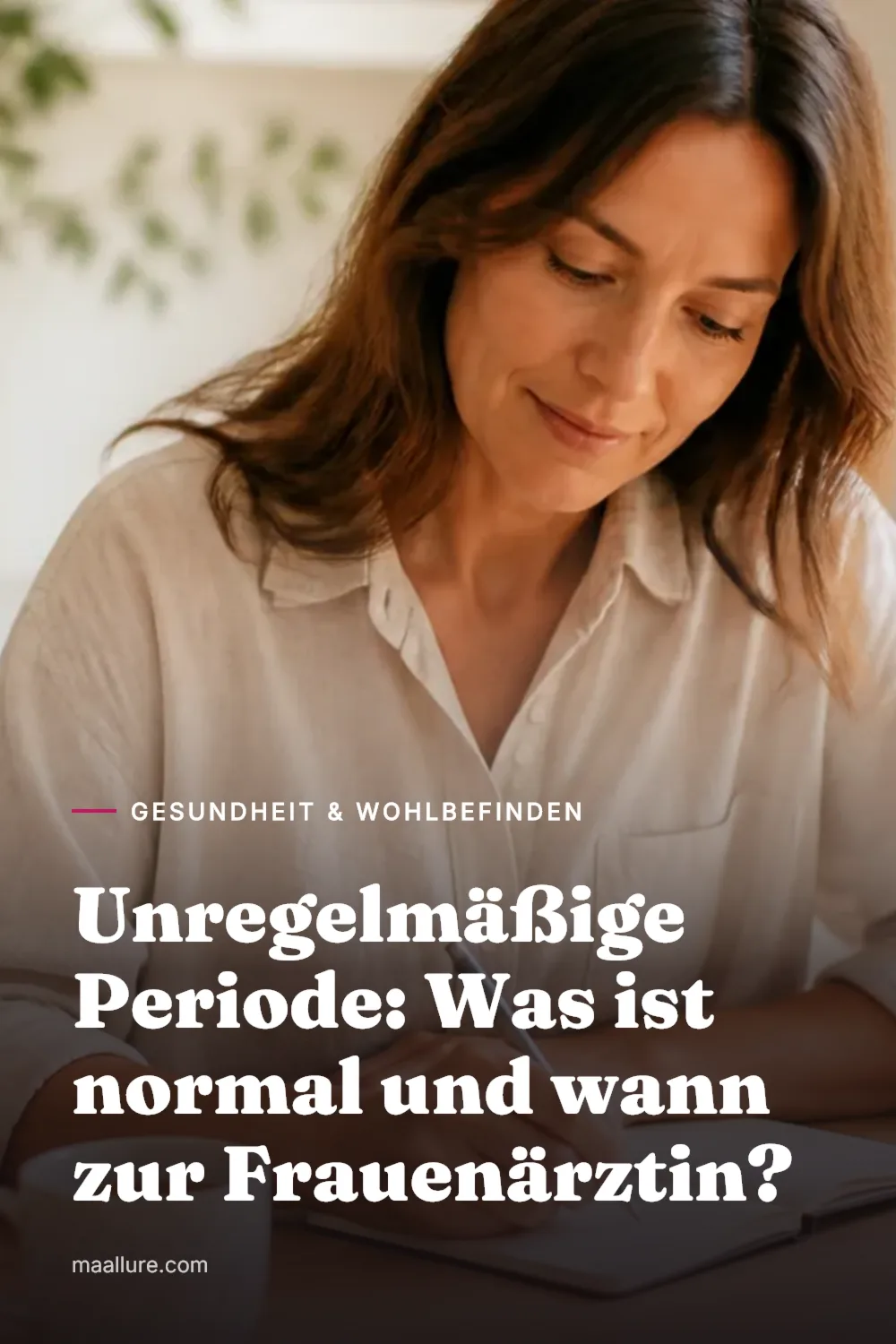 Frau schreibt am sonnigen Küchentisch mit einer Tasse Tee entspannt Notizen in ein kleines Zyklustagebuch